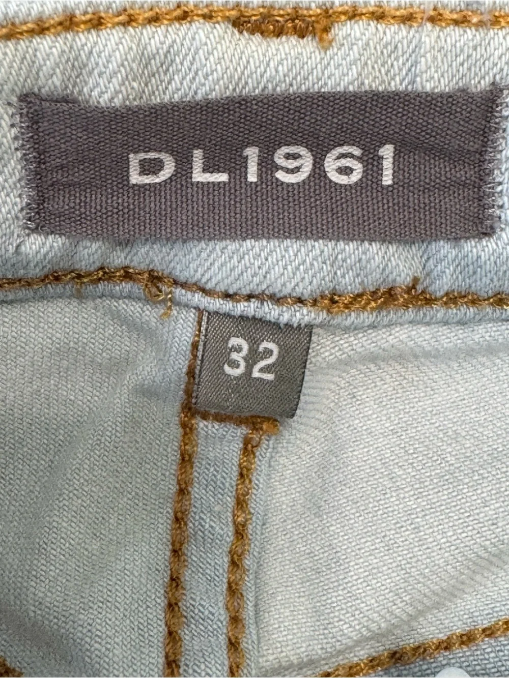 DL1961 Rachel Ojai Ultra high-rise 32 medium light blue slight discoloration